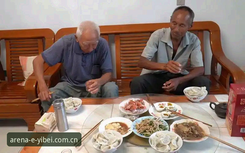 昨晚跟一个在奇才队内工作的老哥喝酒，他喝了三杯才肯开口聊选秀的事。这老哥平时嘴严得很，但那天实在没绷住，说了句让我琢磨到现在的话——"我们这状元签，选了谁都有人说对，但也都会有人骂。"我问他那到底选谁，他就笑着摇头，说连老板自己都还没拍板。